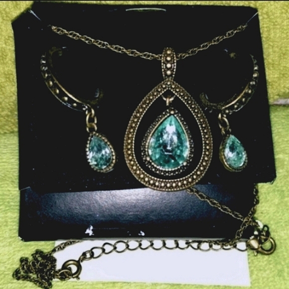 SET of 2: Avon Blissful Blues Necklace & Earrings - Picture 3 of 14